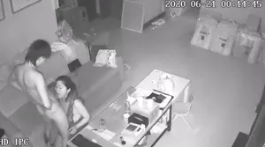 在家偷拍两名年轻人